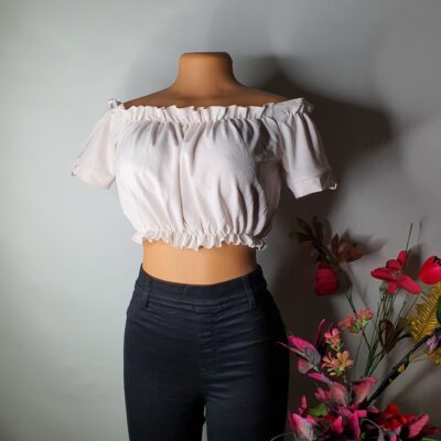 Women's off shoulder Thrift topSize: 8-10
Colour: off white