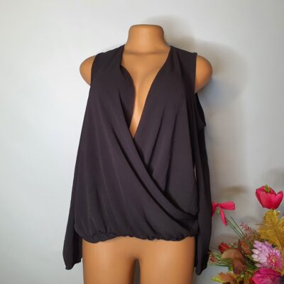 Women's cold shoulder Thrift top Size: 8-10 Colour: black